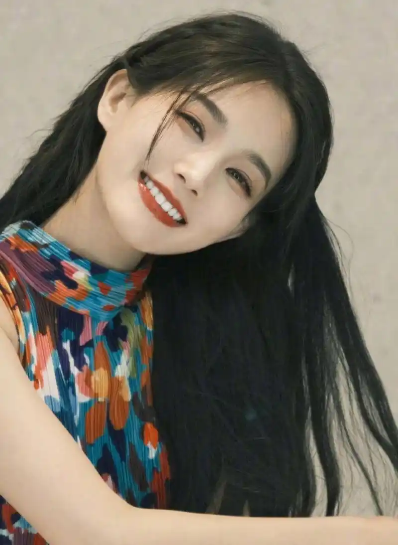 李一桐太漂亮了,眼睛弯弯像月牙,略施粉黛便美的不可方物.