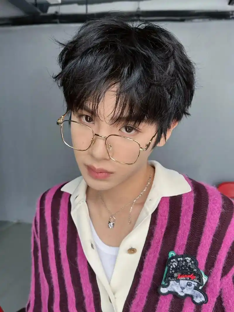 宝宝会戴请多戴#黄明昊justin #黄明昊戴眼镜 #神仙颜 - 抖音