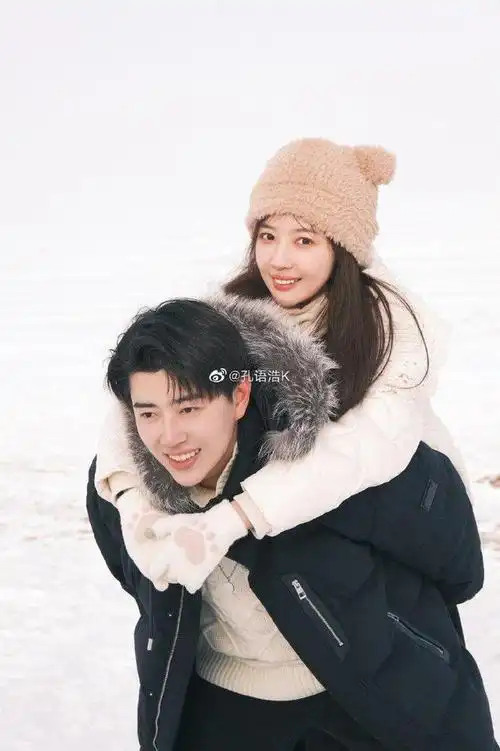 秦牛正威官宣恋情,与演员男友晒甜蜜合照