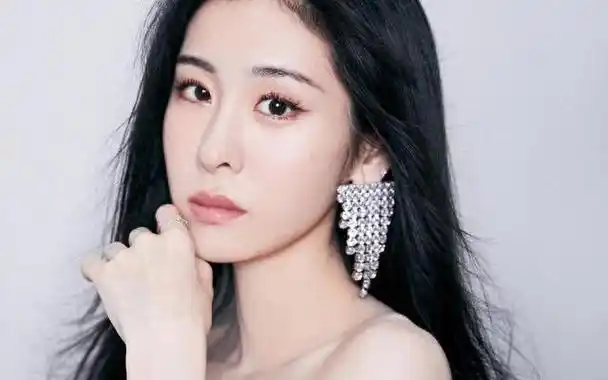 张碧晨以独特的魅力和性感的风格,成为了音乐界的璀璨明星