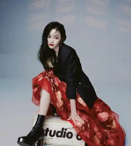 吴宣仪写真照曝光,穿牛仔拼接纱裙大秀美腿,配白t变清新少女