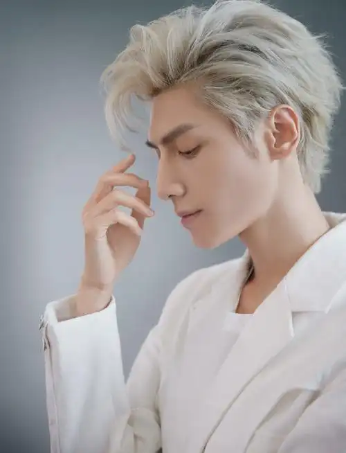 罗云熙身穿白色西装搭配银发造型