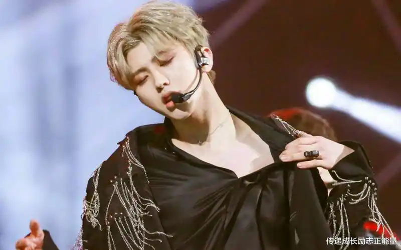 蔡徐坤写真银发造型酷炫拉风,他不仅仅是时尚,而且很励志_练习室_漫画