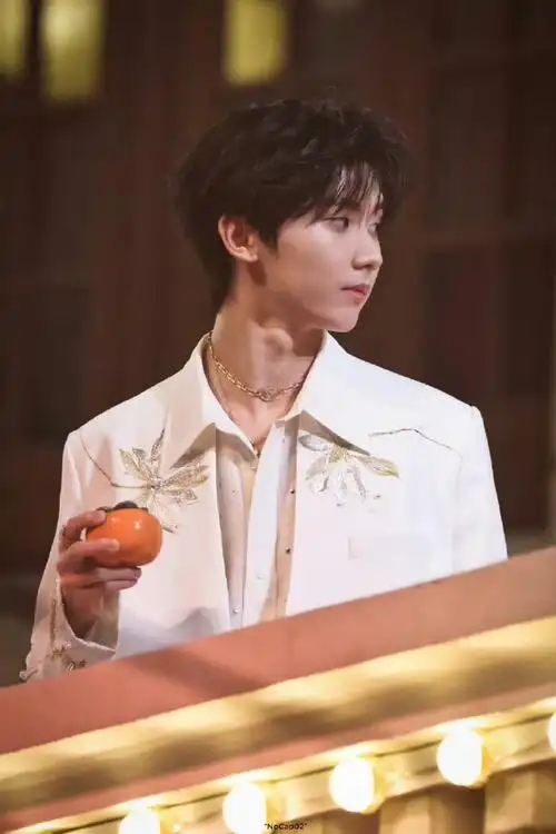 马嘉祺@时代少年团队长-马嘉祺身着#中国服装设计师名人堂#设计师@张