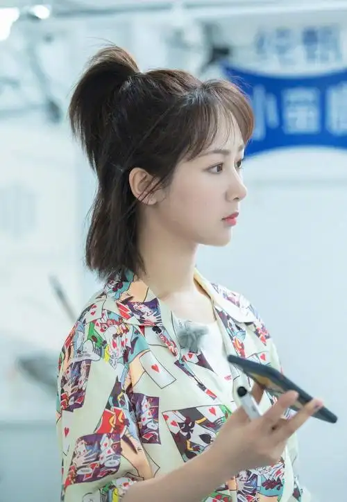 杨紫的"竹节辫"厉害了,短发女孩学会这样扎减龄又俏皮,可美了