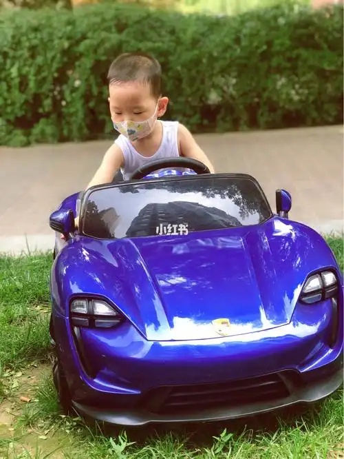 开车车的小男孩