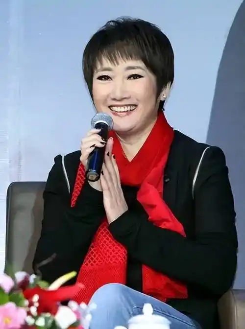 原创成方圆与王刚离婚21年她60岁依然要给老父亲尽孝他60岁喜当爹