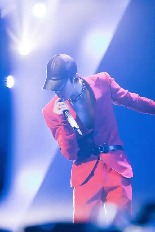 作为个人演唱会首秀,当晚的舞台呈现浓墨重彩地展现了王子异的个人