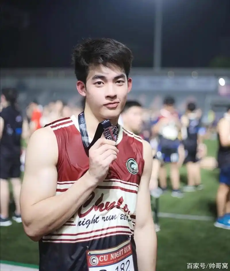 高鼻梁大眼睛帅气小哥,阳光俊俏颜值高,心动了吗?