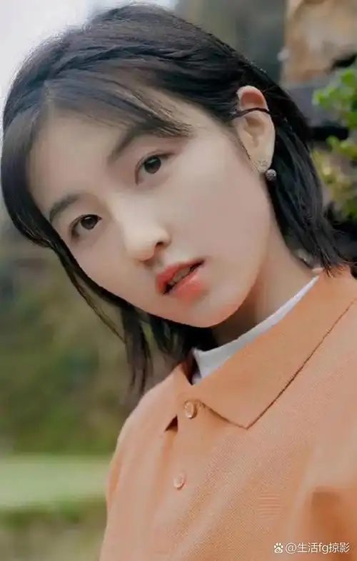 有人称赞张子枫似山口百惠,容貌气质相似,且多才多艺演技佳.