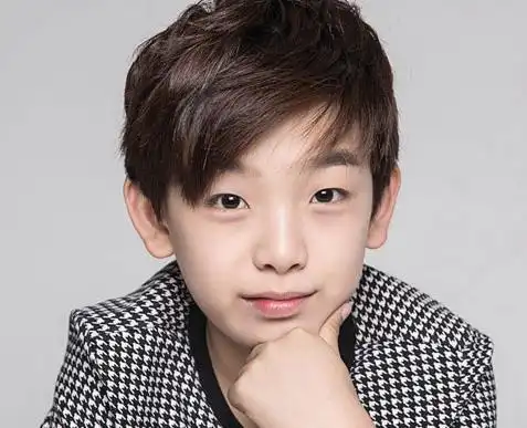 他是娱乐圈最忙的童星,已拍60多部戏,15岁逆天身高1米八