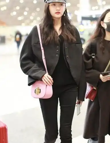 关晓彤街拍:夹克九分裤小白鞋 彩虹鞋带时髦有趣