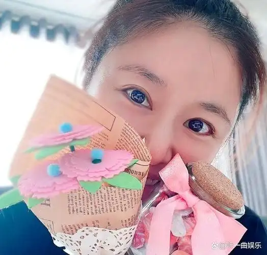 霍建华一家吃饭被偶遇!小海豚身高超妈腰部,母女歪头碰杯超可爱