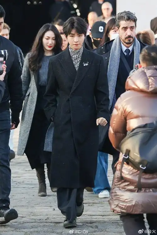 王俊凯被评为时装周最佳街拍造型