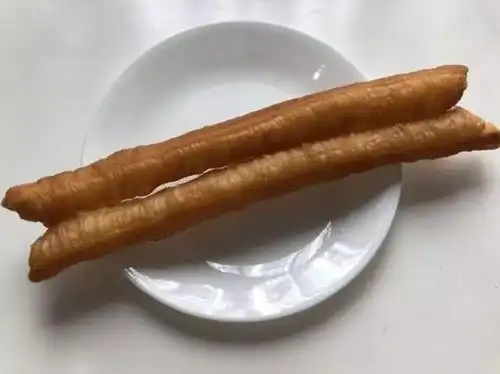 大妈把油条卖出新花样,1元油条摇身变5元!大家都来抢着买!