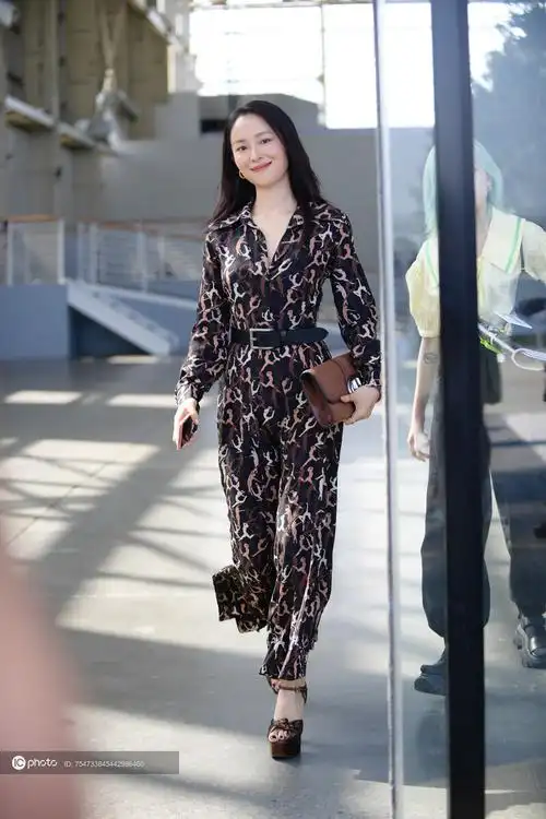 街拍江一燕豹纹图案长裙michaelkors手拿包气质优雅