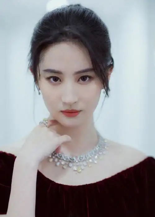 被美貌暴击的一天!刘亦菲穿红丝绒礼服上演回眸杀