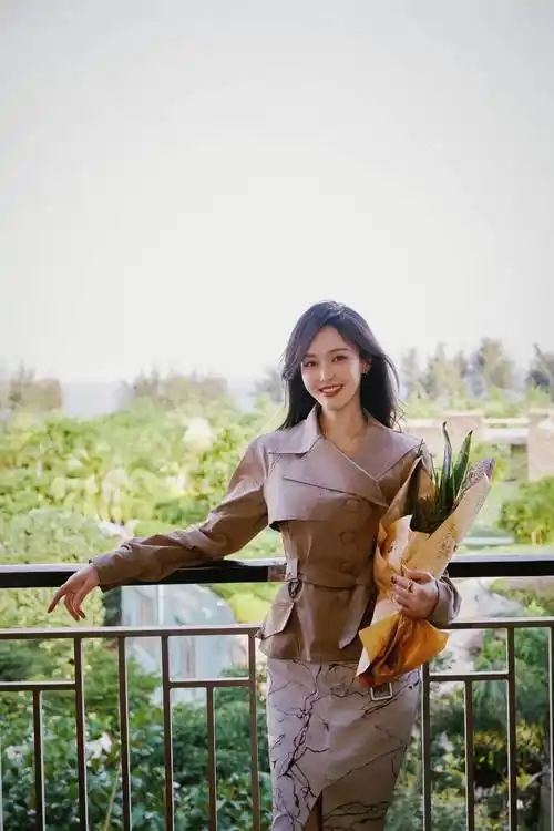 唐嫣惊艳亮相活动现场,高叉紧身裙展现多重魅力