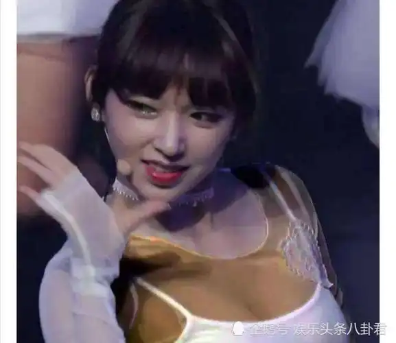 程潇发育太猛了吧?看她穿舞衣做动作的一瞬间,奶潇实至名归!_腾讯新闻