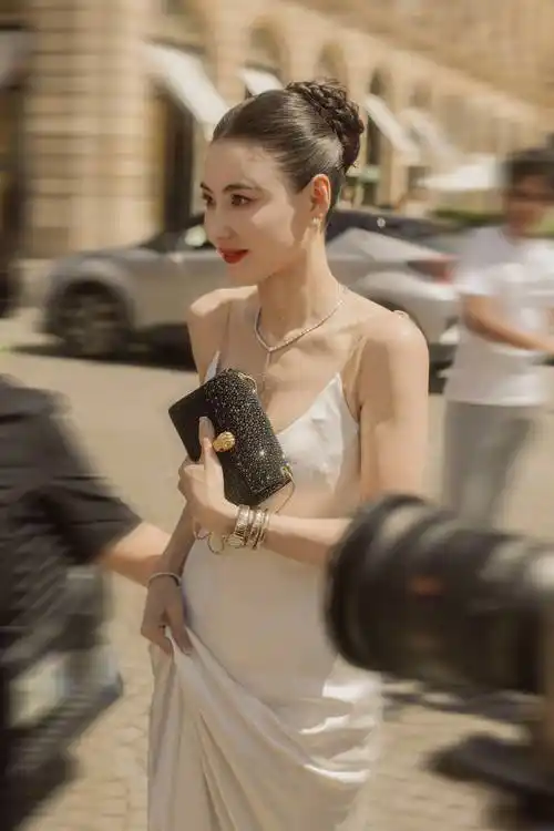 张柏芝瘦好多,深v露背造型超惊艳,与吴磊同框看不出年龄差_活动_微博