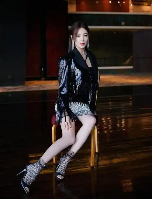 张雨绮身着紧身亮片短裙性感高级显优雅女人味难怪钓到小鲜肉