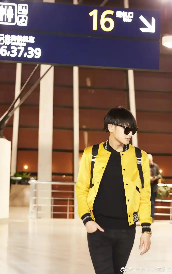 黄子韬分享180225黄子韬出发机场高清大图送上期待韬boss的精彩表现