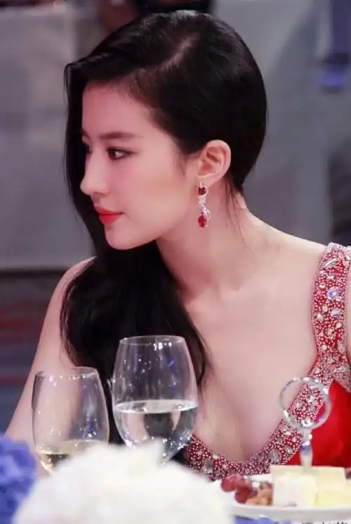 刘亦菲一袭吊带红裙亮相慈善晚宴