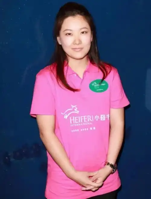 回顾伏明霞嫁大26岁富豪婚后连生三胎如今一家五口其乐融融