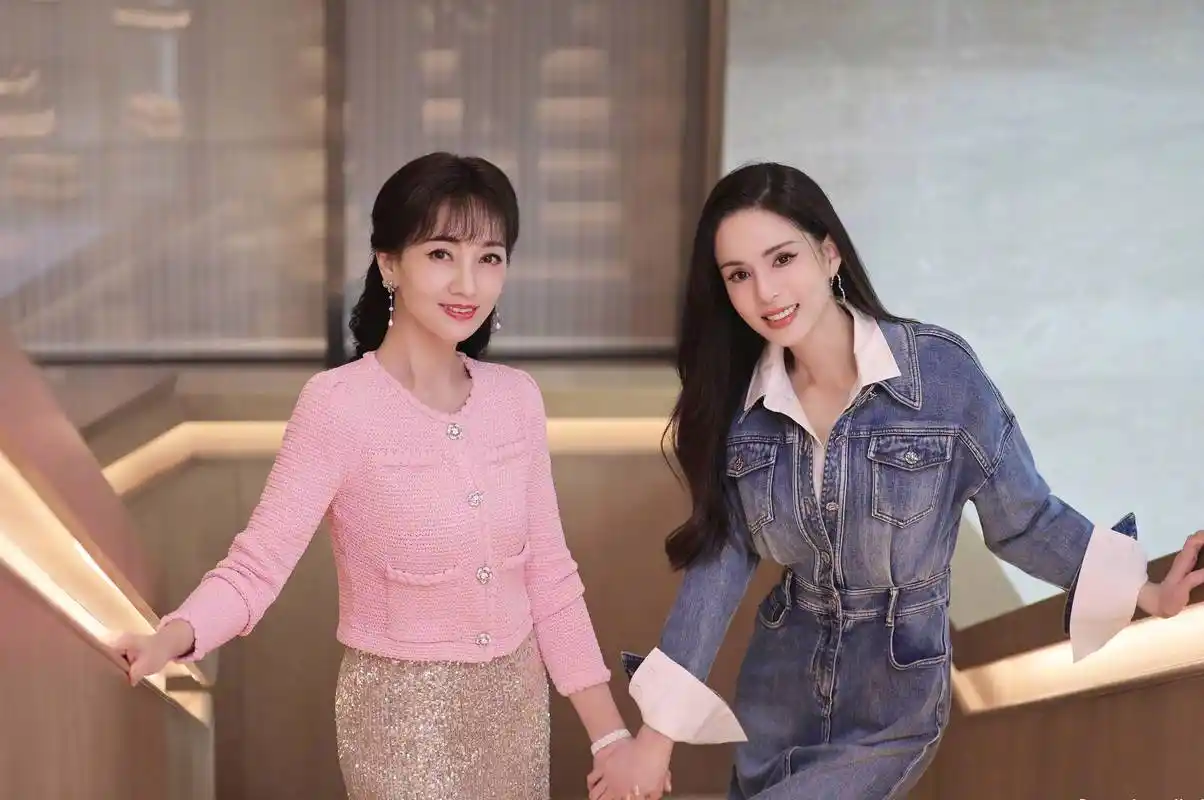 赵雅芝晒与李若彤合照,女神牵手同框美出新高度