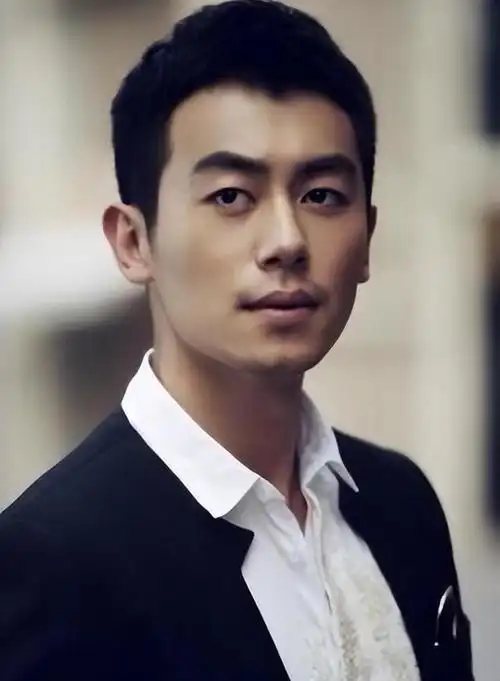 众人很难相信朱亚文这位硬汉在外边有"小三",同时,他本人也第一时间站