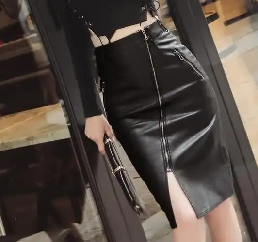 紧身开叉半身裙,每走一步皆是风情,搭绑带高跟鞋,显时髦女神范