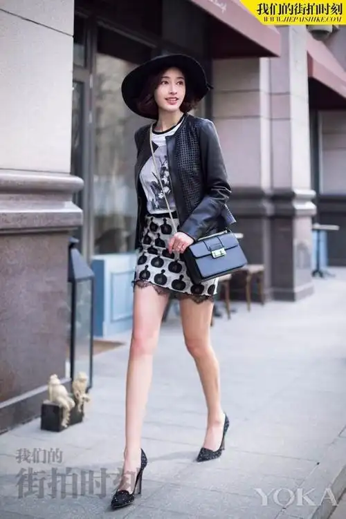 张俪最新街拍曝光 春夏穿搭尽显知性俏皮_时尚_明星_星街拍_yoka时尚