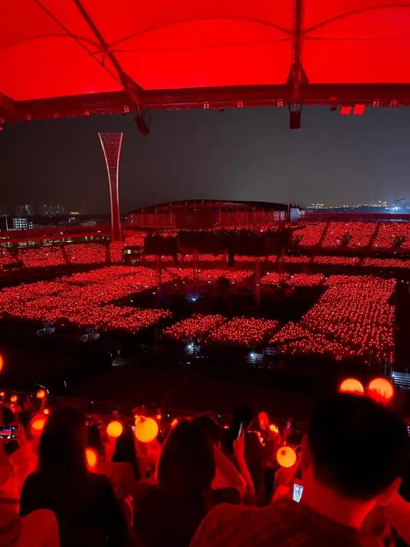 粉丝分享的华晨宇海口火星演唱会航拍 红海荡漾,花火翩跹