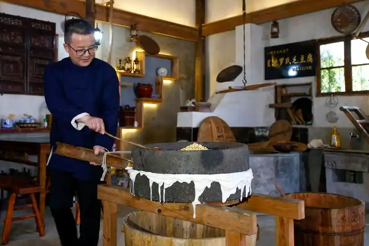 施亚磊)2022年3月14日,非遗传承人蒋光明正在制作徽州毛豆腐