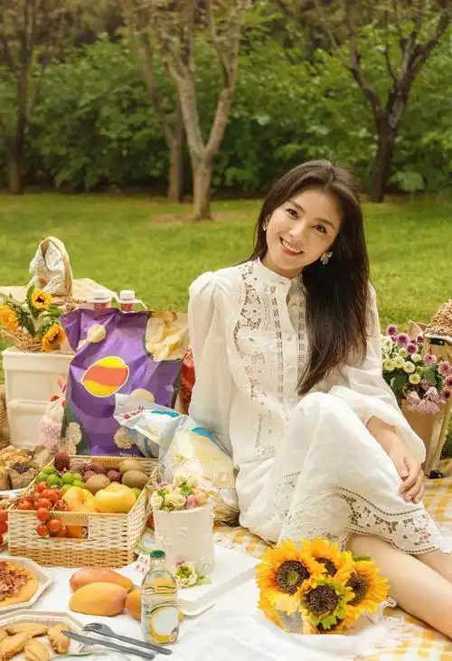 刘涛披肩长发白色套装户外野餐生活照,这么接地气的刘涛你见过吗?