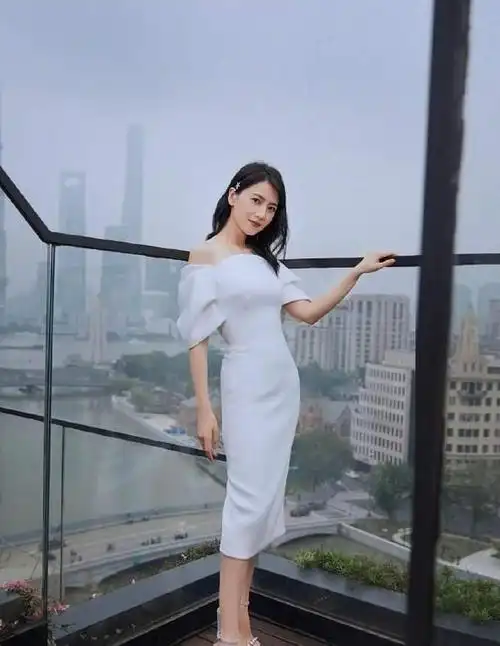 41岁高圆圆生图曝光大秀性感身材前凸后翘展现s型身材