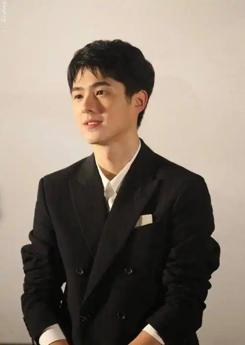 这5位男演员告诉你,眼睛小一样可以帅气逼人_气质_张译_邓伦