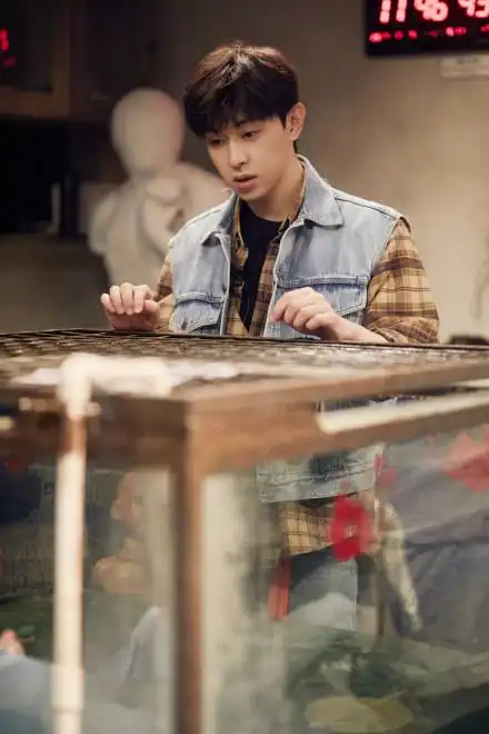 邓伦密逃水洗牛仔造型留顺毛短发清爽简约