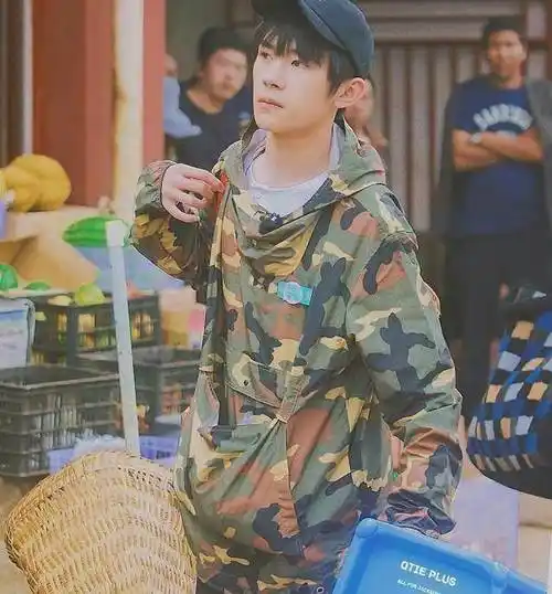 留给他们一个尴尬而不失礼貌的微笑,这可能会成为易烊千玺上过最后悔