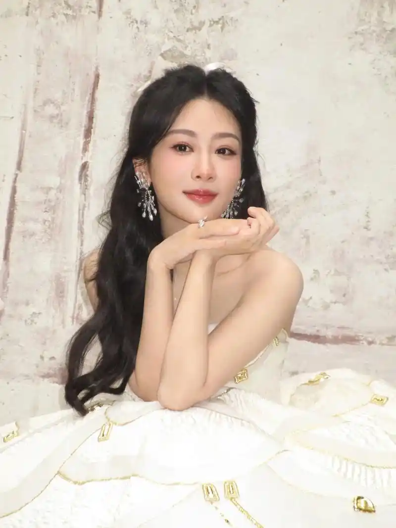 杨紫河南卫视跨年晚会2024海报 - 抖音