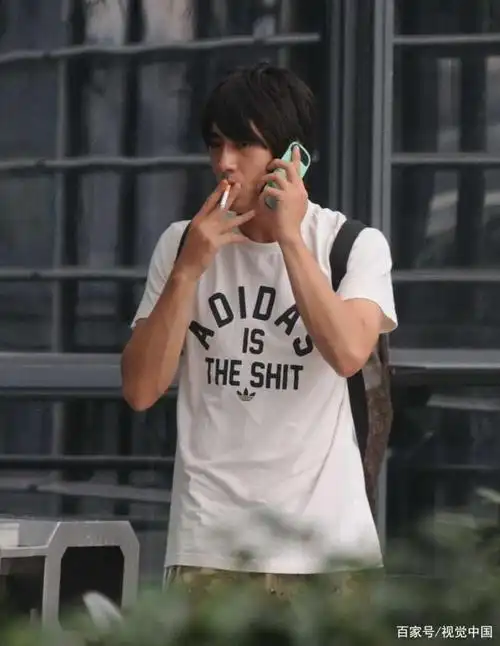 男明星抽烟,鹿晗忧郁,华晨宇陶醉,朱一龙唯美,只有他最无敌!