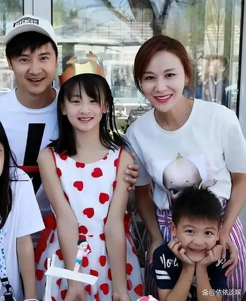 她和田亮携一双儿女幸福合影,晒出了一张温馨的全家福,并写道:"今天给