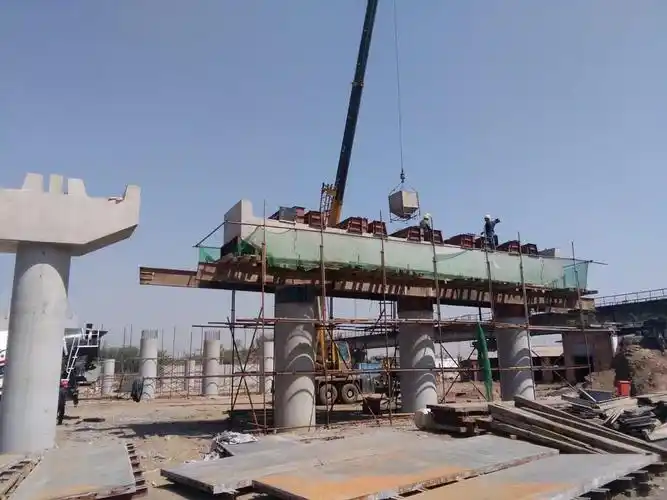 上跨七滦铁路立交桥浇筑5号左幅盖梁挡块混凝土