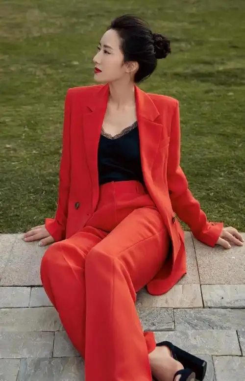 李念真有阔太太气质,小香风短上衣配短裤,马甲线清晰可见太高调|西装