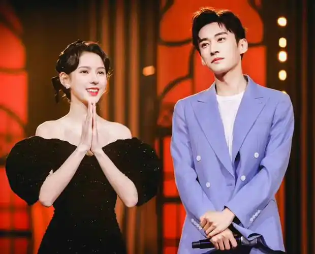 8月11日,狗仔曝光杨紫深夜前往刘学义处为其庆生,还被拍到两人同吃一