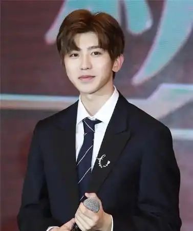 c位出道圈粉无数的蔡徐坤,怪不得喜欢梳中分,看他剃寸头就懂了