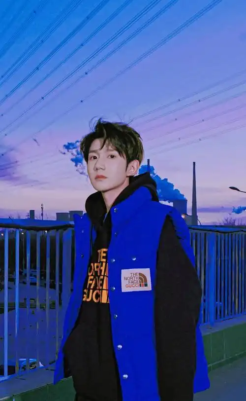 王源释出全新运动风大片,少年在渐变色天空的映衬下气质凸显