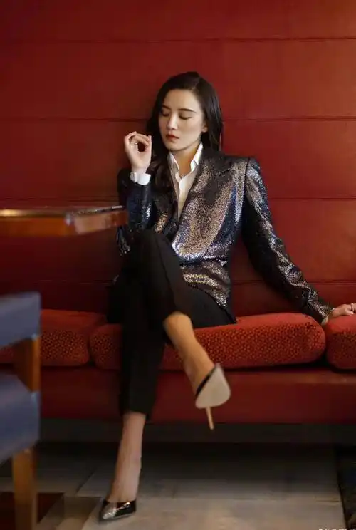 42岁的宋佳怎么会越来越美,西装衬衫就能美得惊艳,如红酒般迷人_女