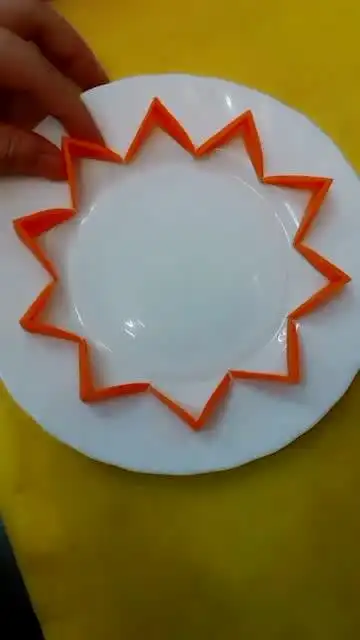 简单易学的盘饰围边黄瓜和胡萝卜的合作