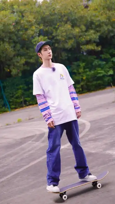 王一博极限青春滑板照